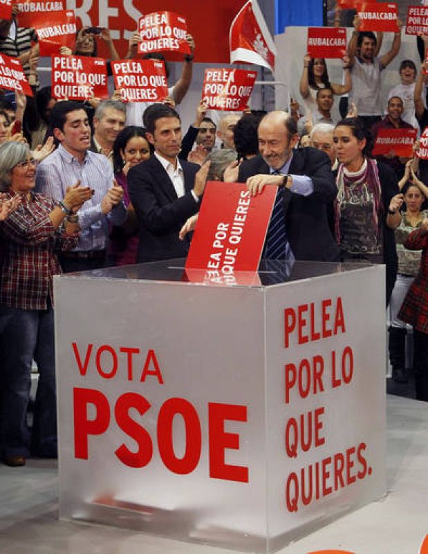 El candidato del PSOE a la presidencia del gobierno, Alfredo P. Rubalcaba mete su voto en la urna instalada por su partido