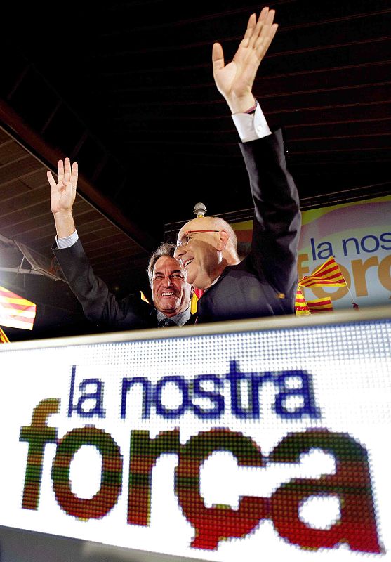El presidente de la Generalitat, Artur Mas y el candidato de CIU al Congreso, Josep Antoni Duran i LLeida celebran el inicio de la campaña