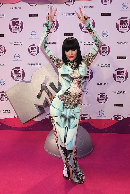 La cantante Jessie J posa para la prensa en la entrega de los premios.