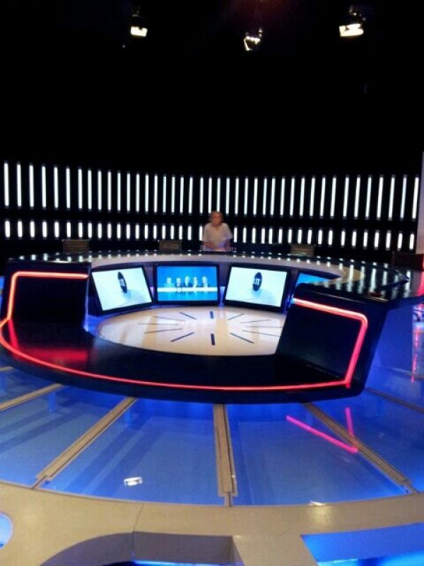 Un trabajador comprueba que todo está listo en el plató antes del comienzo del Gran Debate a cinco en RTVE.
