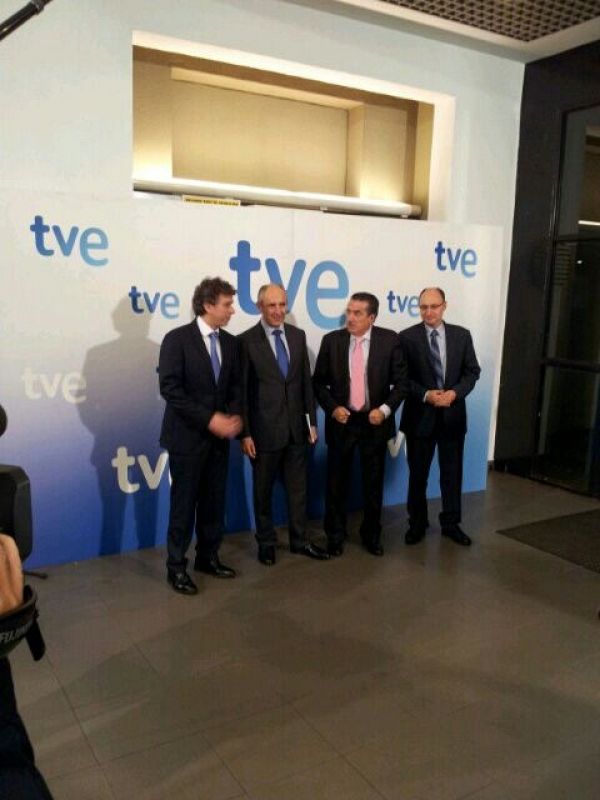 Josu Erkoreka (PNV), junto al director de TVE y el director de Informativos de la televisión pública.