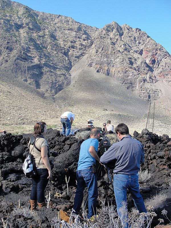 Los geólogos trabajan y nosotros también, en la zona del Pozo de la Salud en el Valle del Golfo