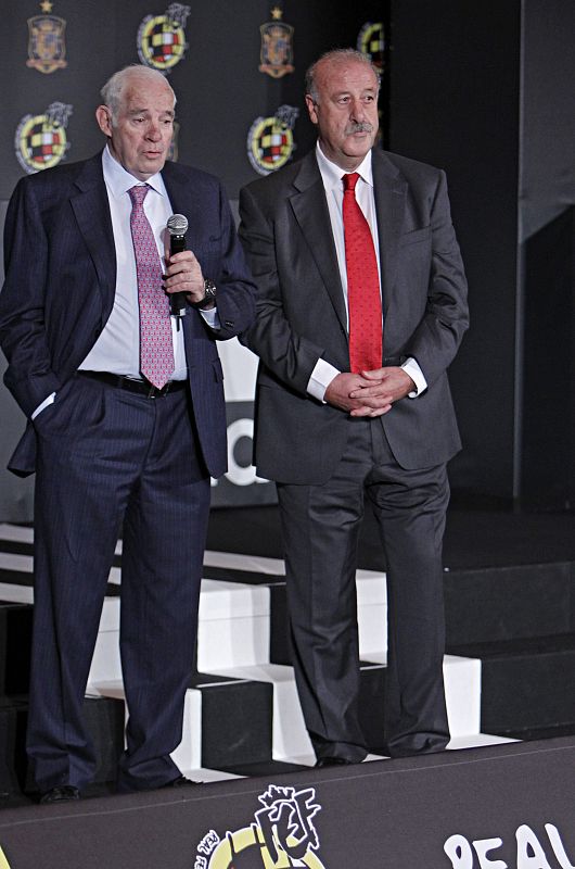 Del Bosque y Aragonés en el homenaje a los jugadores centenarios
