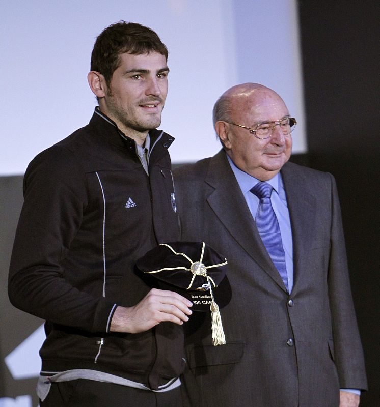 Iker Casillas junto al expresidente de la RFEF José Luis Roca.