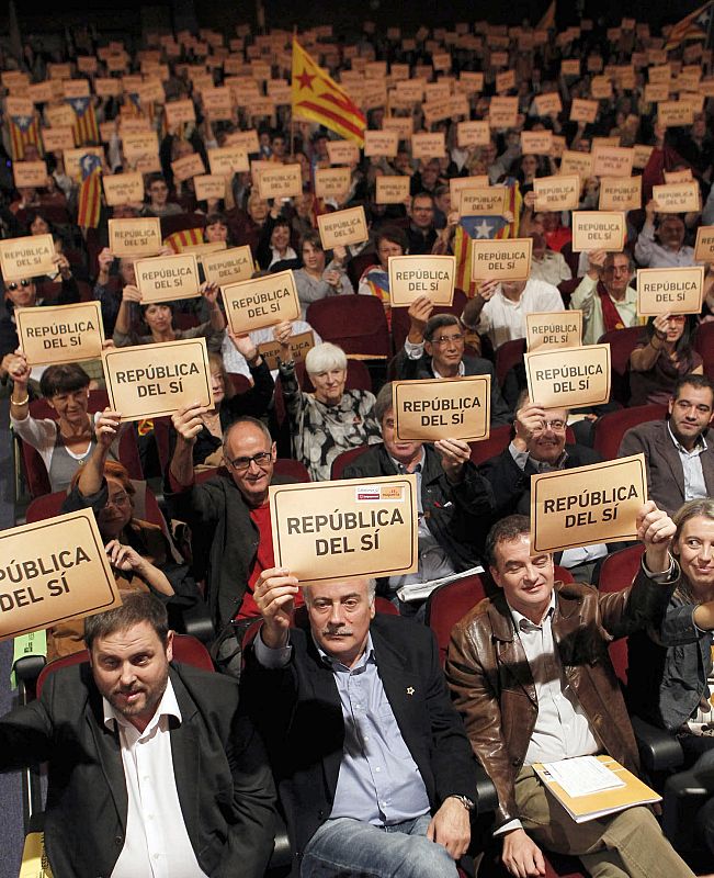 El candidato de ERC-RCAT-Catalunya Si, Alfred Bosch (d), junto al líder de Reagrupament (Rcat), Joan Carretero (c), y el presidente de ERC, Oriol Junqueras (i), durante un mitin en Barcelona