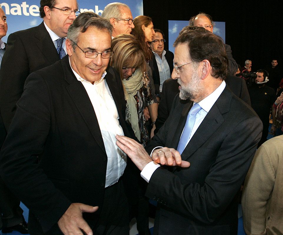 Rajoy saluda a su primo Agustín Rajoy en un acto de campaña en León