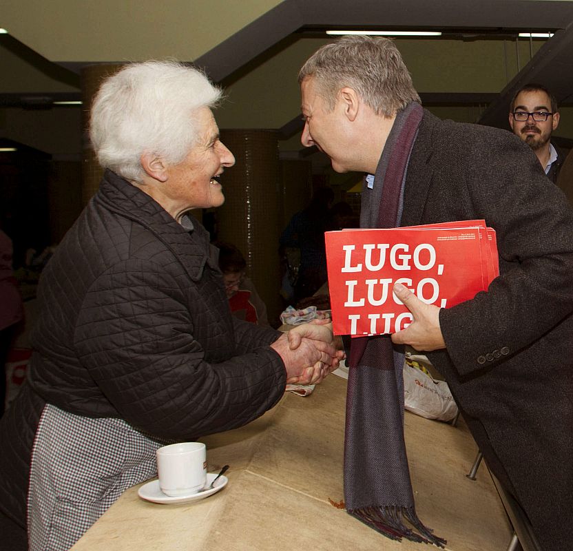 Blanco, número uno por Lugo del PSOE, saluda a una vecina