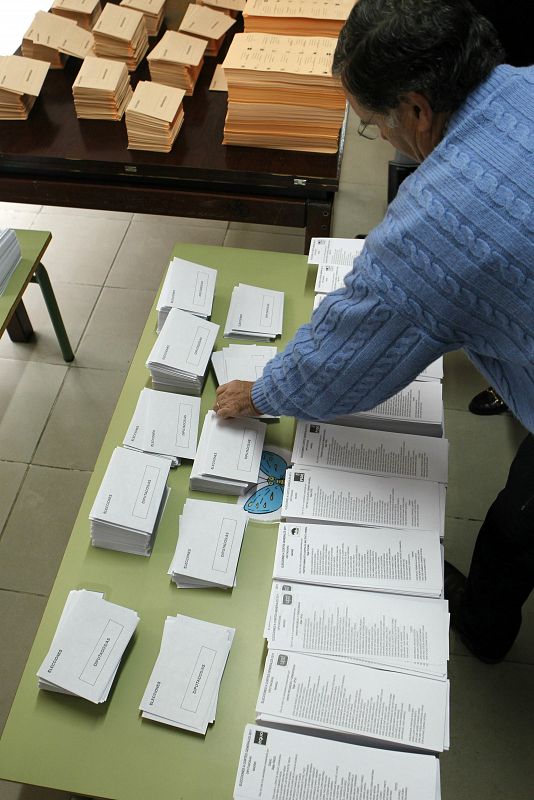 Un ciudadano vota en Madrid