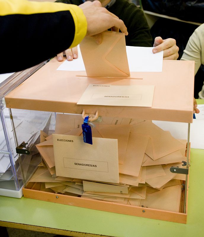 Un ciudadano introduce su voto para el Senado