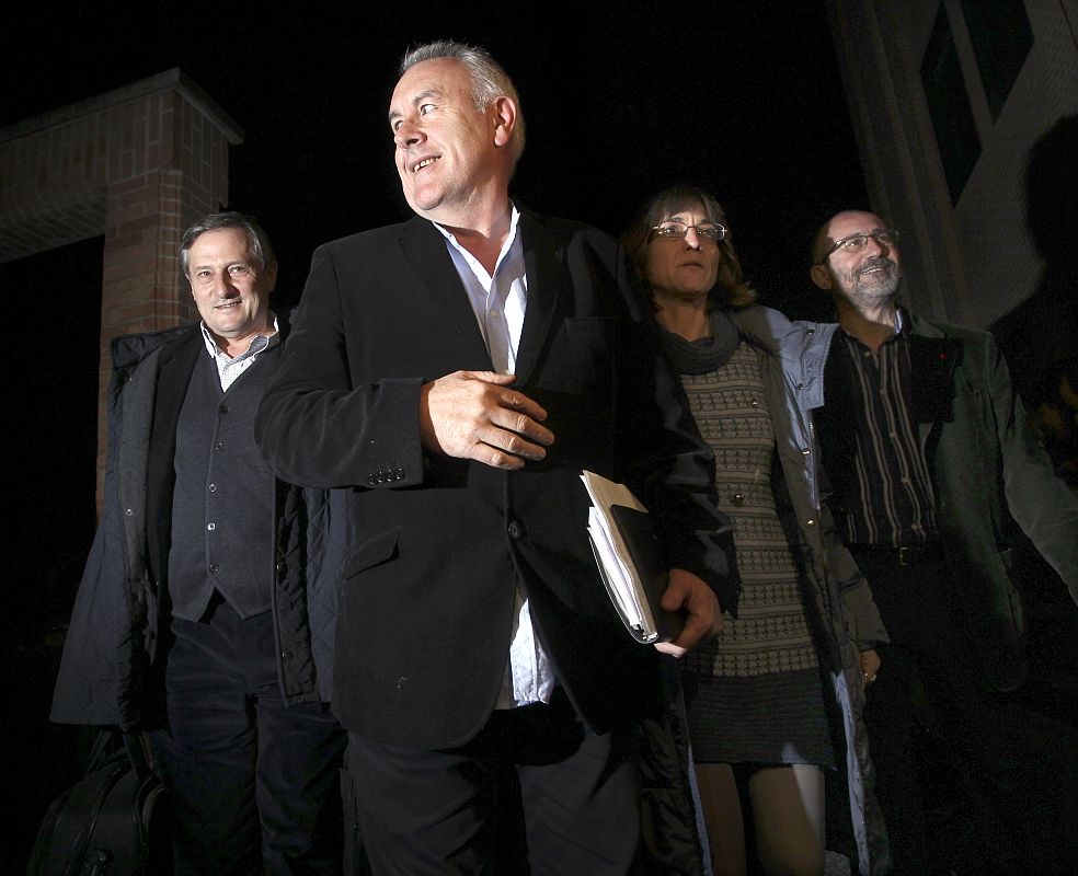 El candidato de IU, Cayo Lara, llega a la sede madrileña de la formación, en la calle Olimpo, para seguir el resultado de las elecciones.