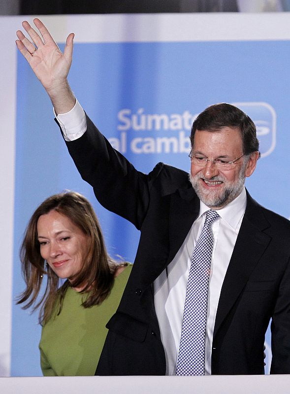 El candidato del Partido Popular a la presidencia del Gobierno, Mariano Rajoy, acompañado por su esposa, Elvira Fernández  saluda a los simpatizantes populares que se han congregado en la calle Génova.