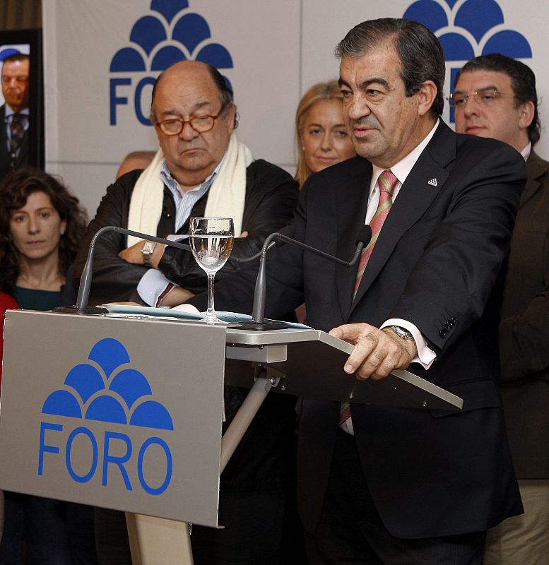 Francisco Álvarez Cascos valora el resultado electoral acompañado por el cabeza de lista de la formación.