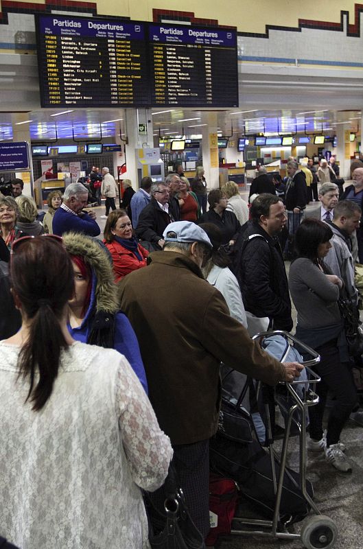 Una multitud de pasajeros espera en el aeropuerto internacional de Faro (Portugal), donde se acumulan las colas por la huelg general.