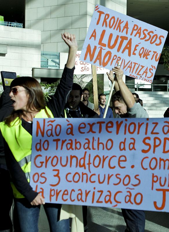 Personal de tierra protesta en el aeropuerto de Lisboa contra las medidas de austeridad.