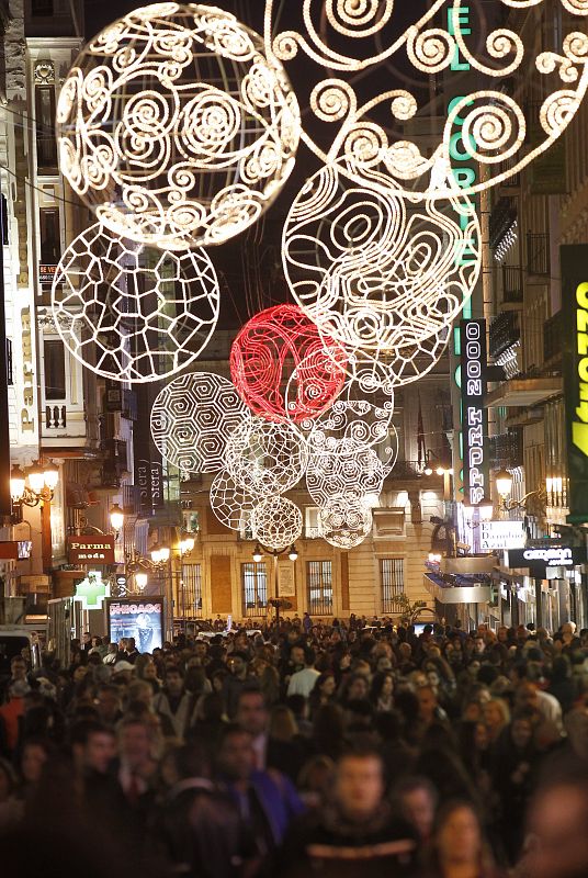 Luces diseñadas por Ágatha Ruiz de la Prada adornan la calle Preciados