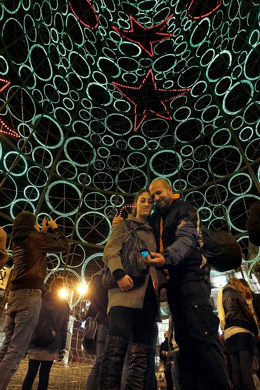 Un enorme árbol de Navidad preside la Puerta del Sol de Madrid