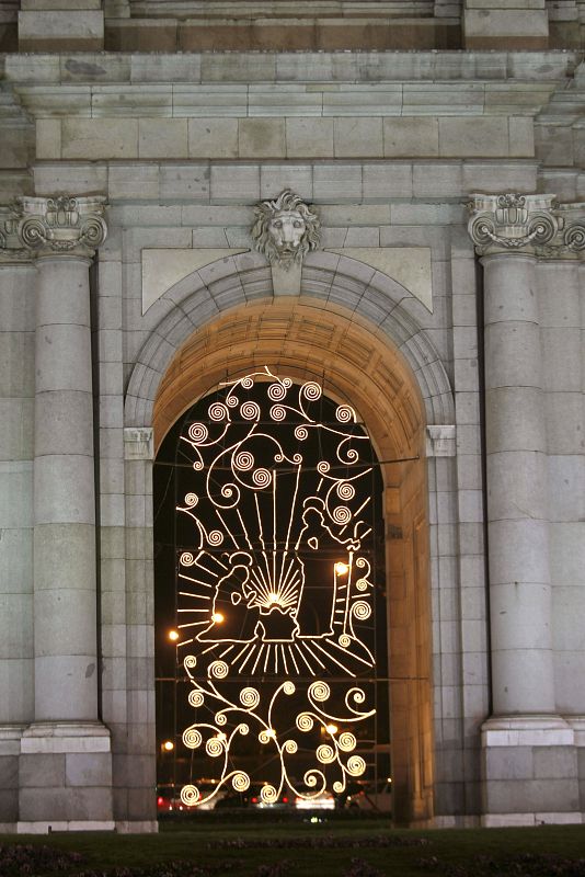 La Puerta de Alcalá, iluminada como un Nacimiento