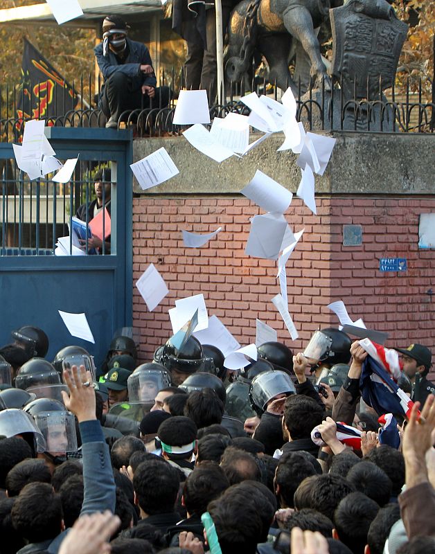 Los estudiantes arrojan al aire documentos oficiales de la embajada británica.