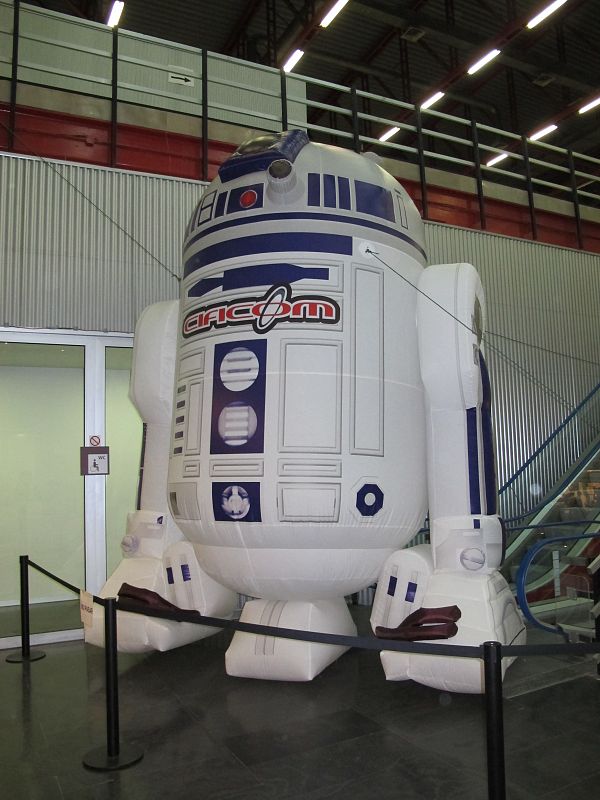 Un R2-D2 gigante presidía la entrada a Expocómic