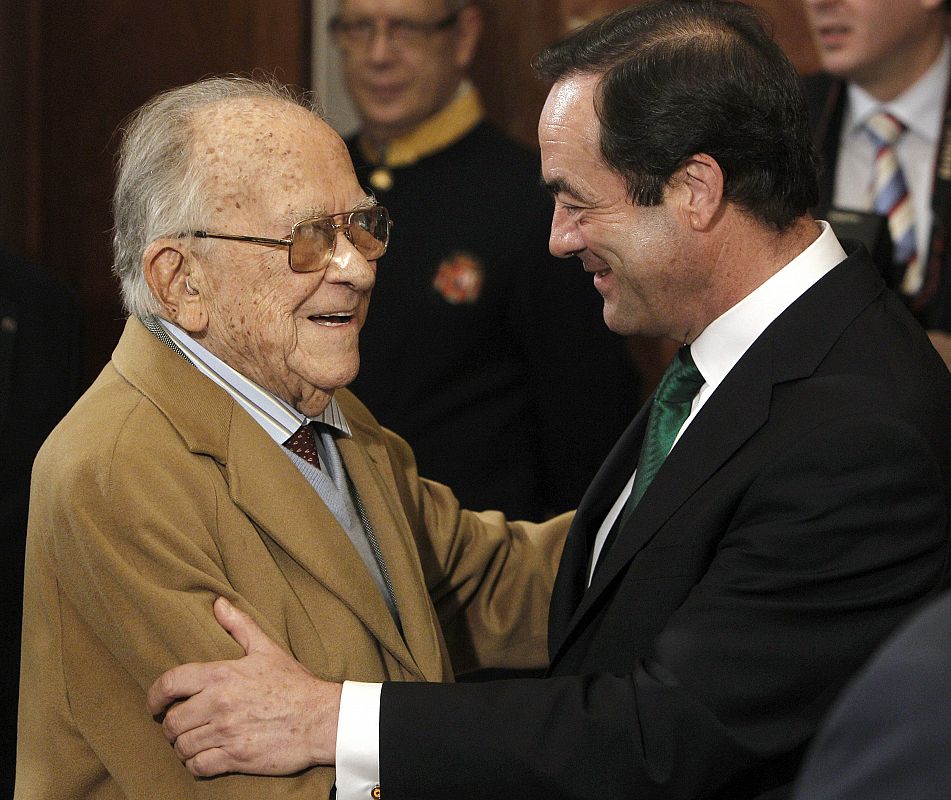 El presidente del Congreso saluda al histórico dirigente comunista Santiago Carrillo