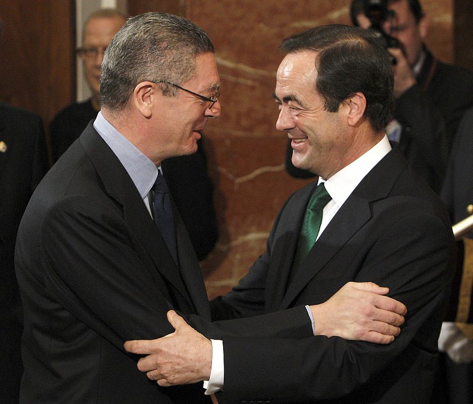 El presidente del Congreso saluda al alcalde de Madrid y nuevo diputado durante la celebración del aniversario de la Constitución