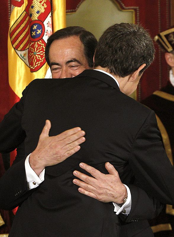 Zapatero abraza al presidente del Congreso de los Diputados