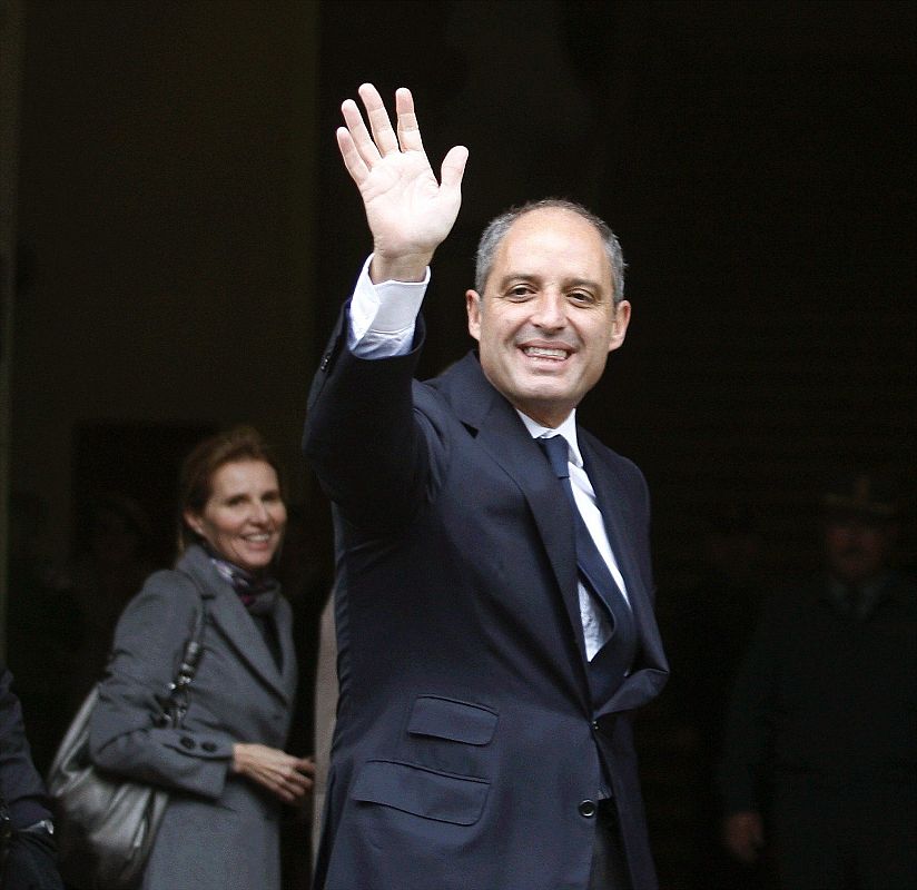 El expresidente de la Generalitat, Francisco Camps, saluda a su llega al Tribunal Superior de Justicia de Valencia, acompañado por su esposa Isabel Bas.