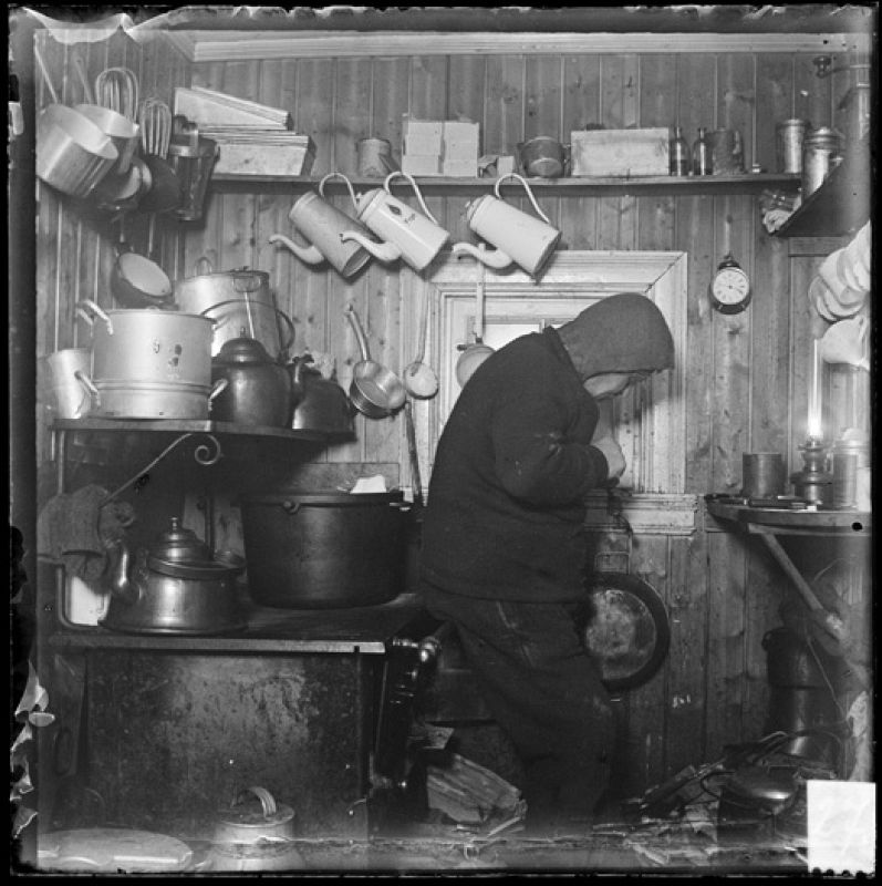 Adolf H. Lindstrom en la cocina de la expedición