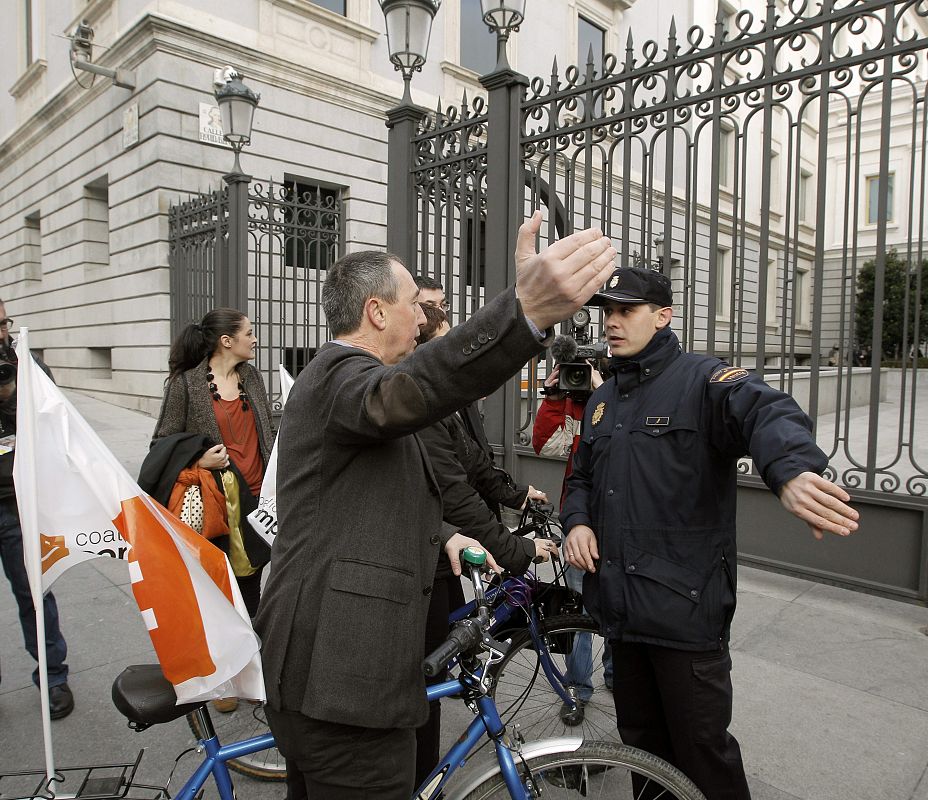 Joan Baldobí del partido Compromís, acude al Congreso en bicicleta