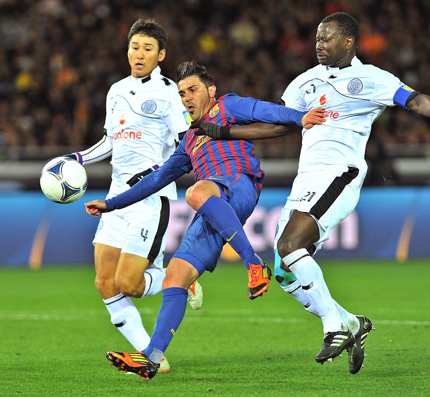 Villa recibe un balón adelantado y lucha por controlarlo entre los defensores Lee y Koni, de Al Sadd