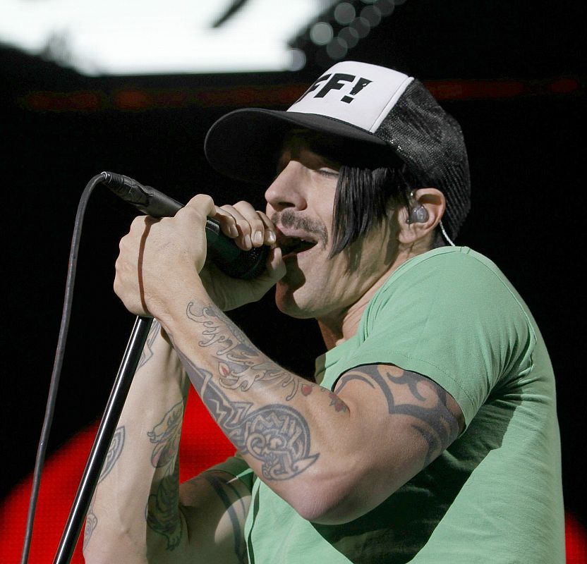 El cantante del grupo estadounidense Red Hot Chili Peppers, Anthony Kiedis, durante su actuación esta noche en el Palacio de los Deportes de Madrid.