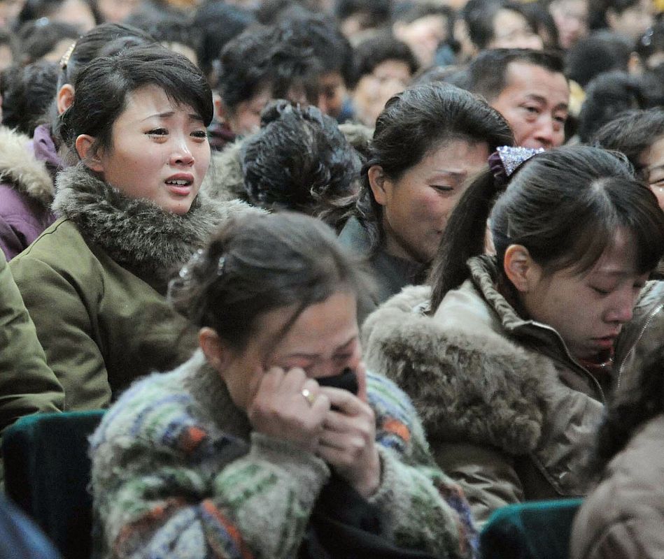 Ciudadanos de Pyongyang lloran la muerte de Kim Jong-il.