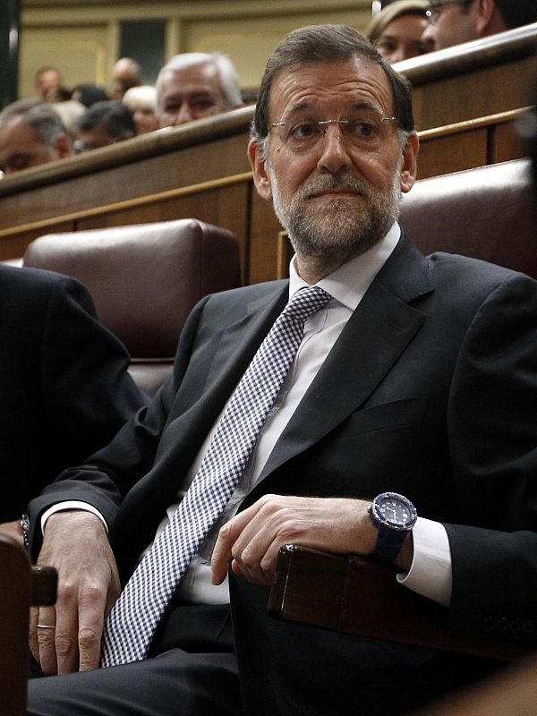 Nada más llegar a la tribuna del Congreso desde donde ha pronunciado su discurso, Rajoy se ha quitado su reloj de muñeca para controlar el tiempo de su intervención.