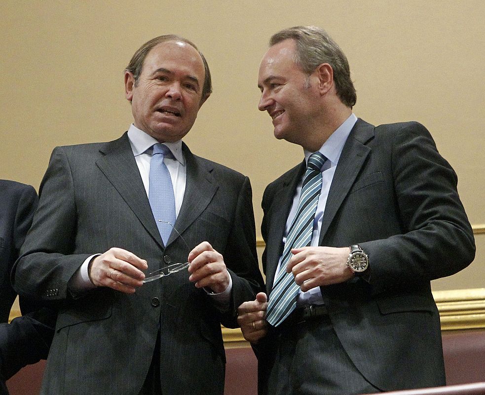 El presidente del Senado, PÍo García Escudero, charla con el presidente valenciano, Alberto Fabra, en la tribuna de invitados del Congreso de los Diputados.