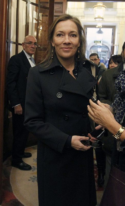 Elvira Fernández, esposa de Mariano Rajoy, a su llegada al Congreso para presenciar el debate de investidura, que ha comenzado a mediodía con el discurso del líder del PP.