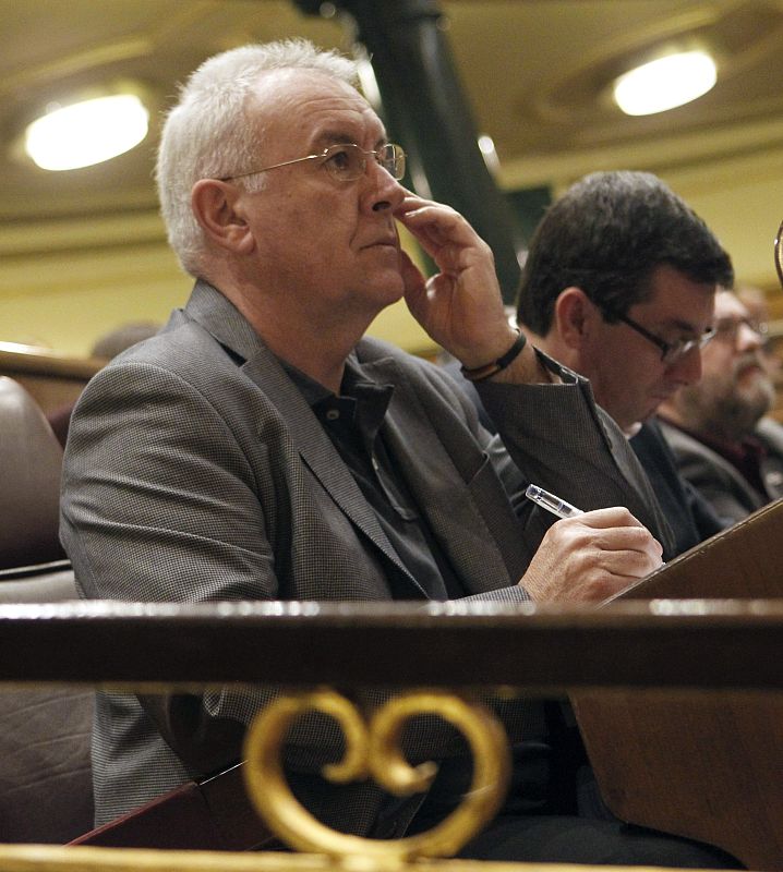 El líder de IU, Cayo Lara, toma apuntes durante la sesión de investidura de Mariano Rajoy.