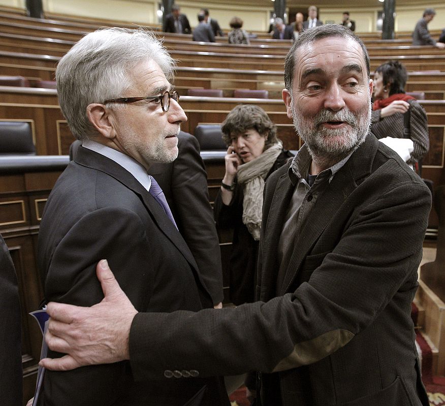 Los diputados Josep Sánchez Llibre de CIU, e Iñaki Antiguedad, de Amaiur, se saludan tras la primera sesión del debate de investidura.