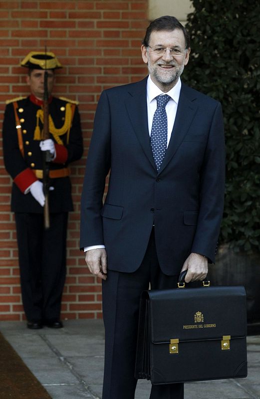 Rajoy posa ante la entrada del interior de La Moncloa