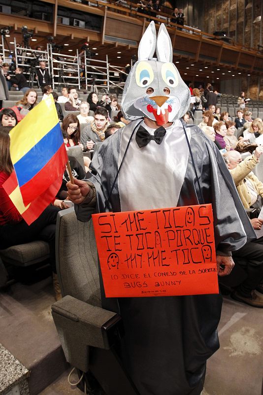 Un "conejo de la suerte" con la bandera de Colombia, entre las personas que acudieron esta mañana al salón del Palacio de Congresos.