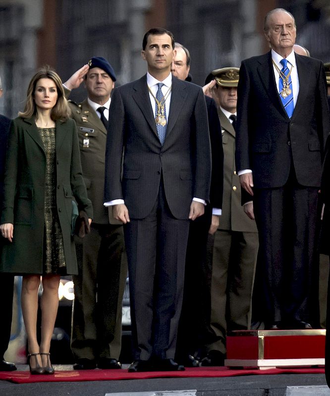 Don Juan Carlos, junto a los Príncipes, a su llegada al Congreso