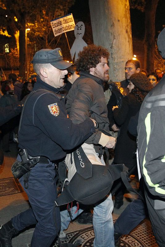 Dos personas han sido detenidas en los enfrentamientos entre la Policía y los 'indignados'