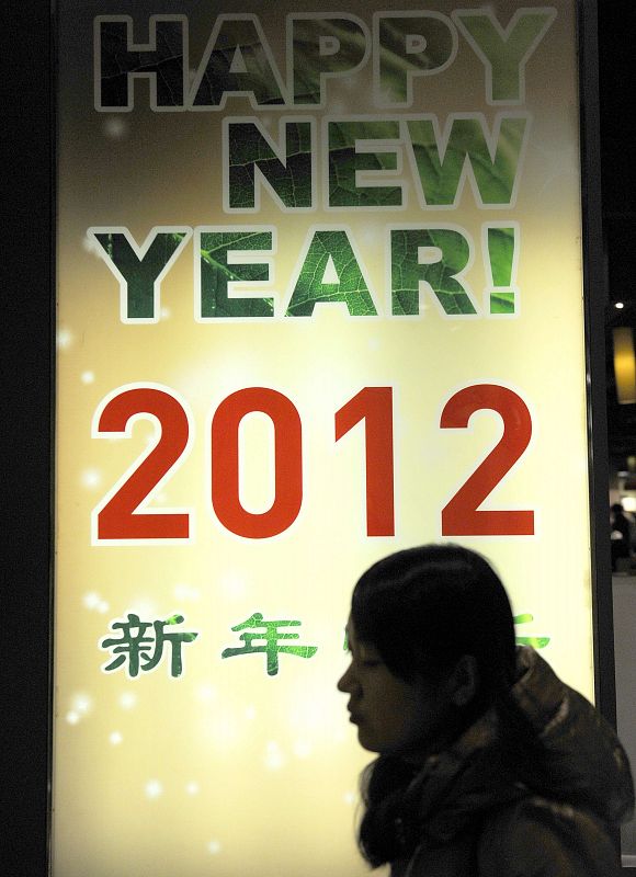 Un enorme cartel felicita el año nuevo en Pekín, China.