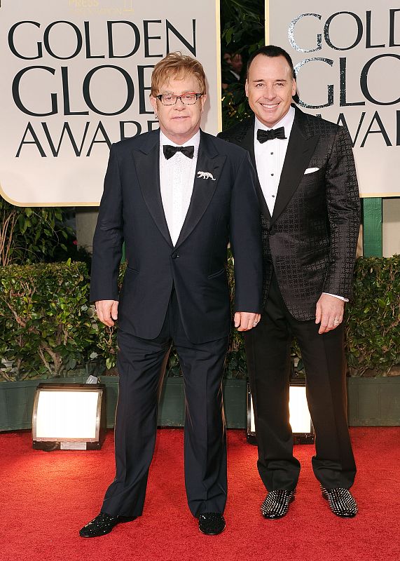 Elton John y David Furnish a su llegada a la ceremonia de la 69 edición de los Globos de Oro.