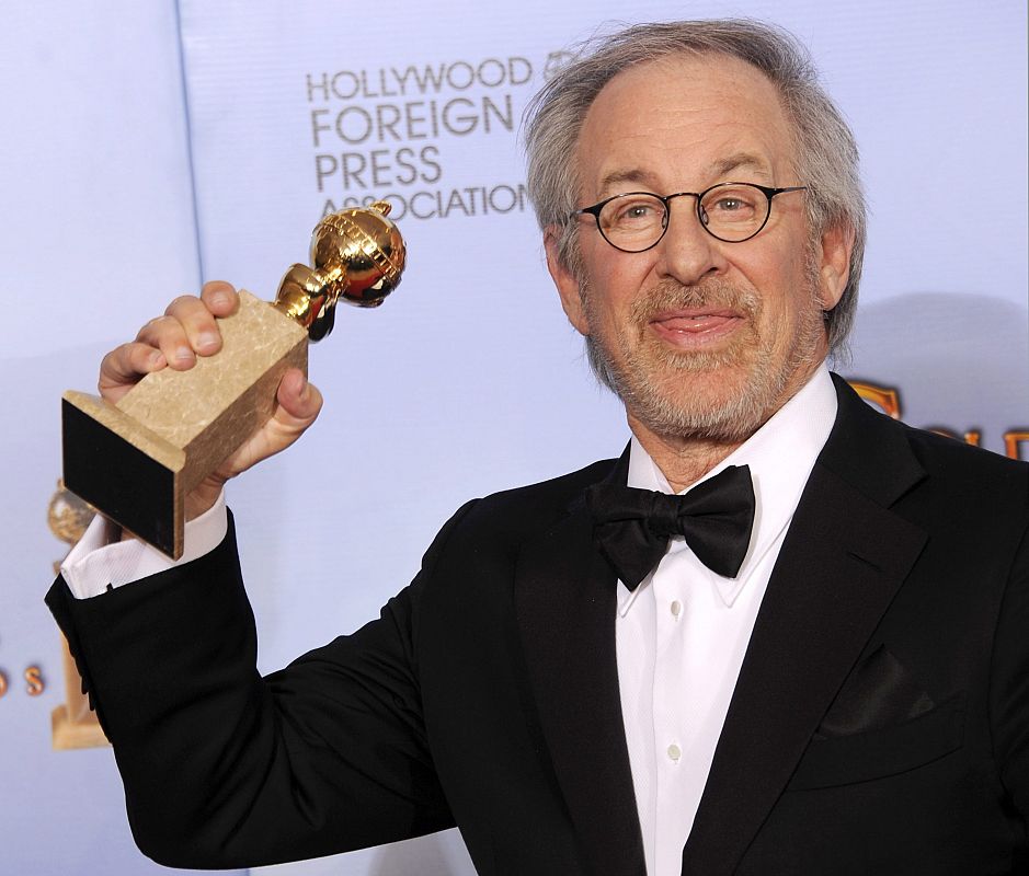 Steven Spielberg posa con su galardón por 'Las aventuras de Tintín'