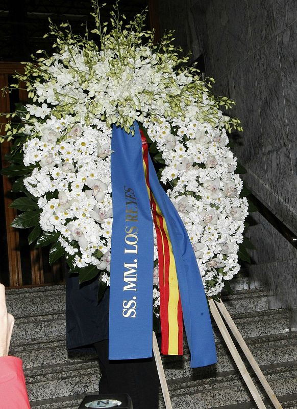 Corona de flores enviada por la Casa Real