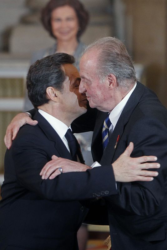 El rey Juan Carlos, durante el acto de imposición del Collar de la Orden del Toisón de Oro al presidente francés, Nicolas Sarkozy.