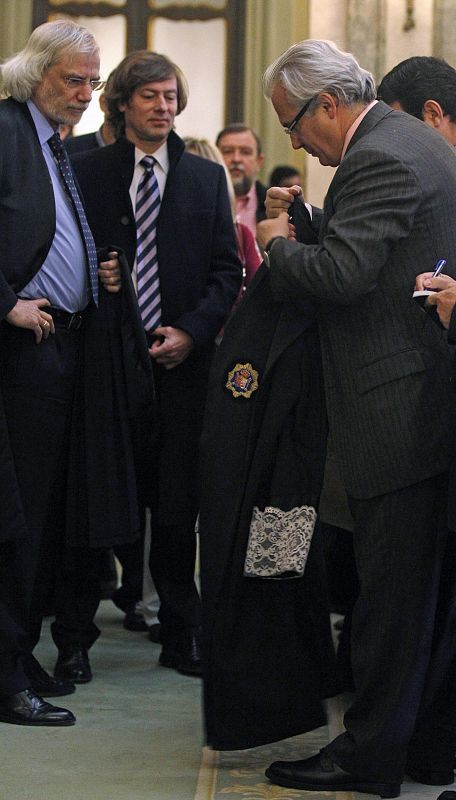 Spanish judge Baltasar Garzon holds his robe before the start of his trial at the Supreme Court in Madrid