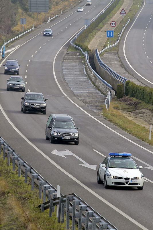 Vista de la comitiva que traslada el cuerpo de Manuel Fraga Iribarne, circulando por la A-6, en un tramo cercano a su localidad natal Vilalba, Lugo.