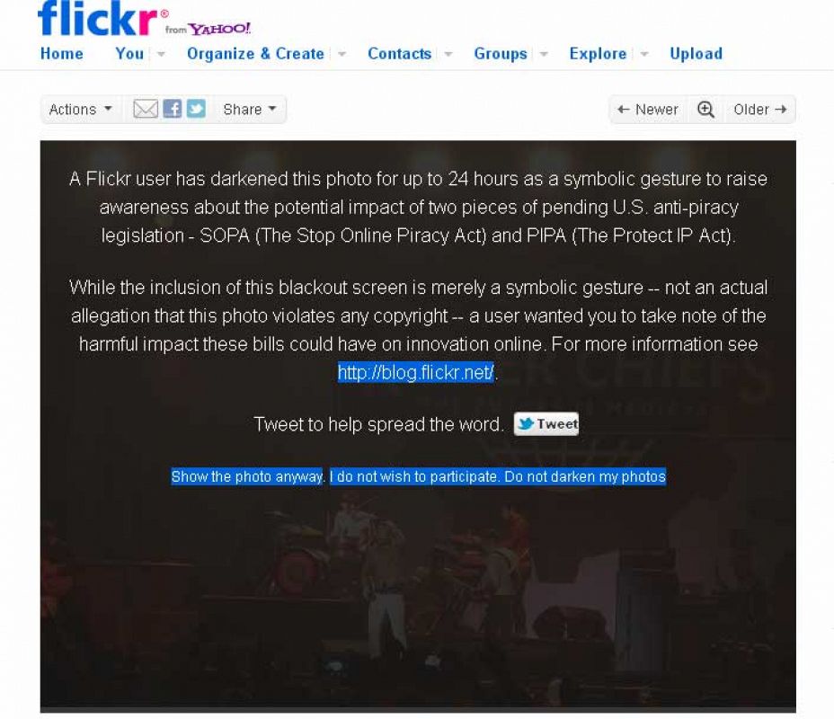 Flickr ha habilitado un botón con el que sus usuarios han podido oscurecer sus fotos en protesta contra la ley antidescargas. Los internautas también han podido "apagar" las fotos de otros durante un periodo de 24 horas.
