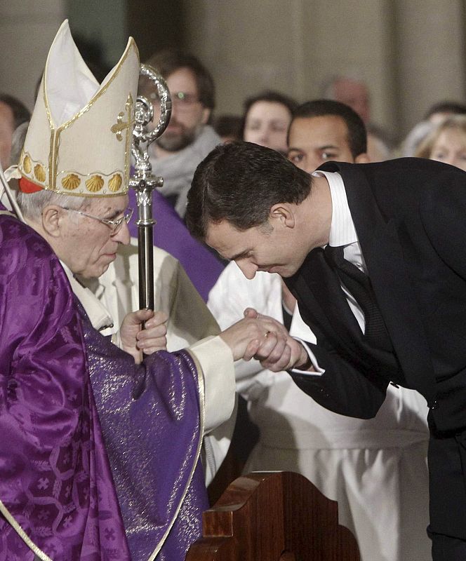 El príncipe de Asturias saluda al cardenal arzobispo de Madrid.